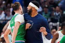 PG游戏-浓眉哥在独行侠比赛中出色防守，败北引发热议！的简单介绍